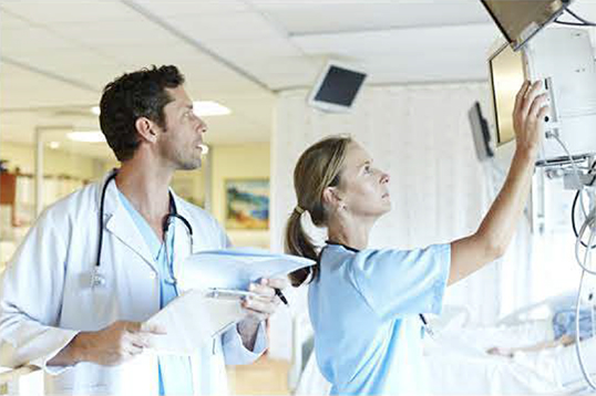 Personale medico che esamina i monitor